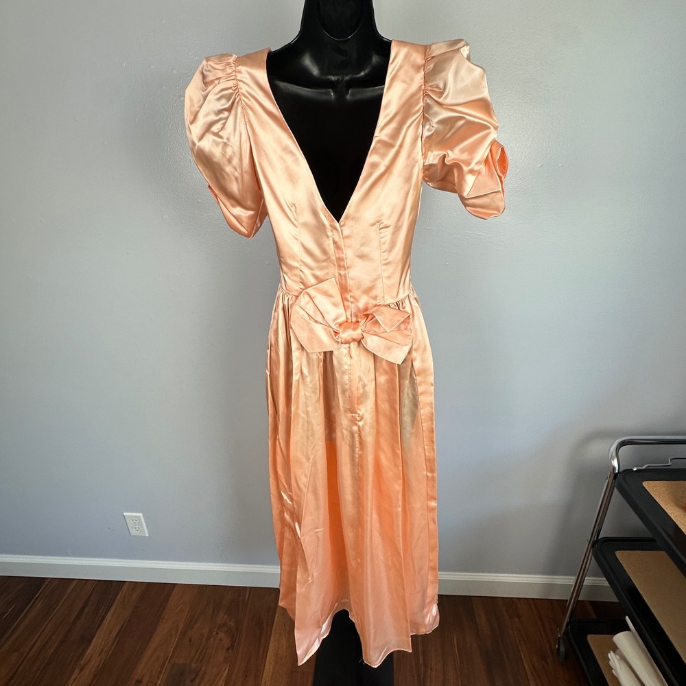 Vintage 1980s Peach Satin Midi Prom Dress Puff Sleeve Bow Back Costume Gown XS S - Picture 4 of 5